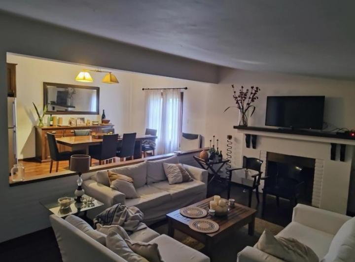 Casa · 330m² · 5 Ambientes · 1 Cochera