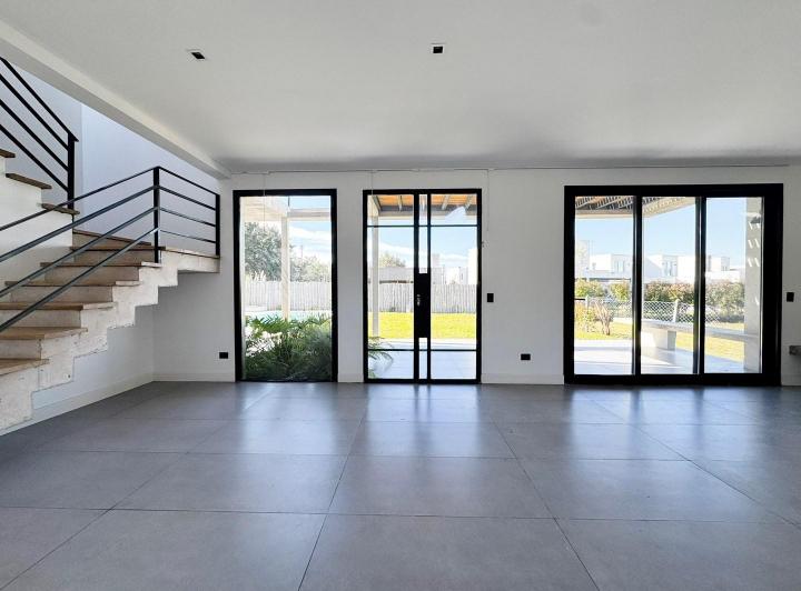Casa · 175m² · 6 Ambientes · 4 Cocheras