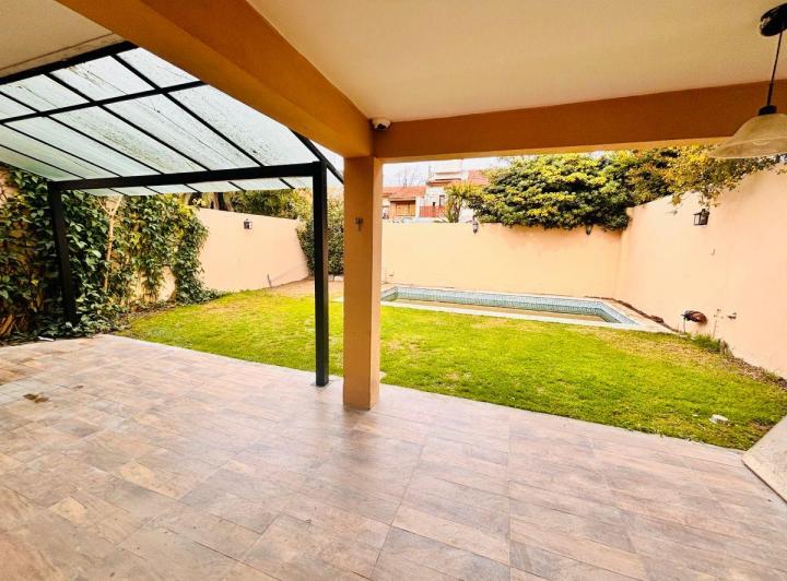 Casa · 360m² · 6 Ambientes · 2 Cocheras