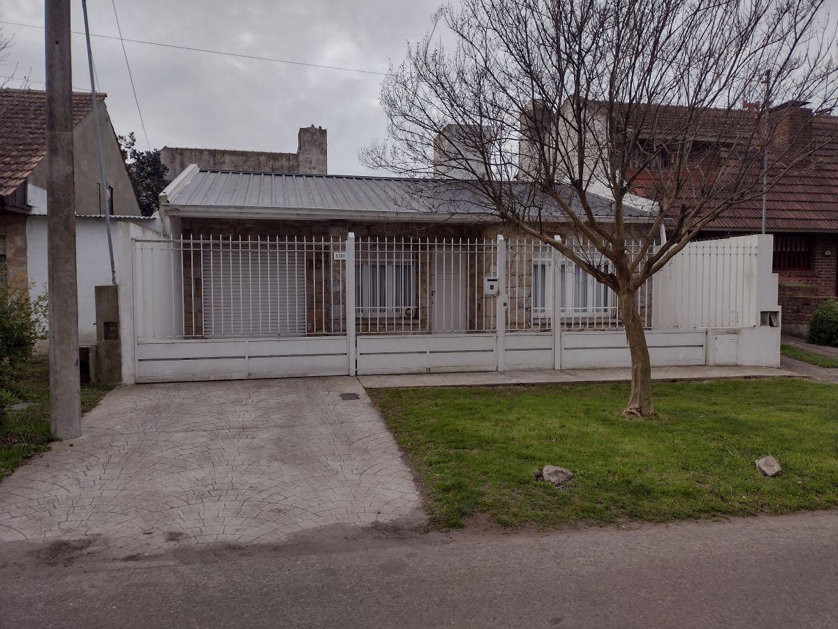 Casa en venta ubicada en el barrio residencial de Parque Luro. Esta propiedad de 1 planta cuenta con 120 m² de superficie construida sobre un terreno de 10 metros de frente por 25 metros de largo.