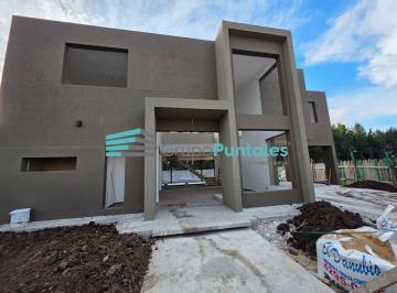 Casa · 174m² · 4 Ambientes · 2 Cocheras · Casa a Estrenar en Lagos de Canning 1 con Amplio Lote y Piscina