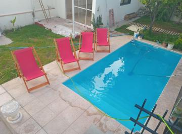Casa · 266m² · 8 Ambientes · 1 Cochera · Casa en Venta con Departamento - Guaymallén