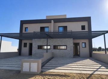 Casa · 149m² · 4 Ambientes · 2 Cocheras · Casa en Campos de Manantiales
