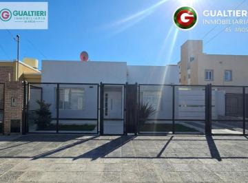 Casa · 5 Ambientes · 3 Cocheras · Casa de Tres Dorm. en Alquiler - Cipolletti