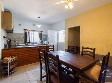 Casa · 175m² · 4 Ambientes · 1 Cochera · PH en Moron