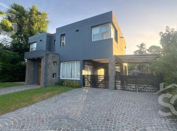 Casa · 242m² · 5 Ambientes · 2 Cocheras · Casa en Alquiler 5 Ambientes Barrio Cerrado Altos del Sol, Parque Leloir