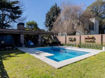 Casa · 200m² · 4 Ambientes · 2 Cocheras · Casa Chalet en José Mármol Sobre Gran Lote de 620 m² con Piscina, Quincho y Suite