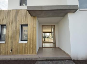 Casa · 239m² · 6 Ambientes · 2 Cocheras · Casa en Laguna Grande Venta Sobre Lote Interno 4 Dorm.