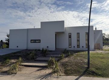 Casa · 183m² · 6 Ambientes · 5 Cocheras · Laguna Grande Casa en Venta Lote Interno 3 Dorms