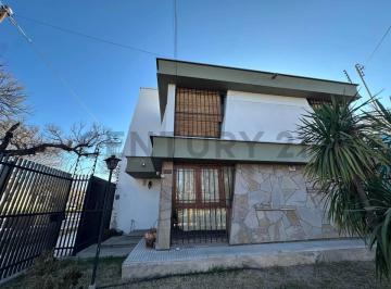 Casa · 170m² · 5 Ambientes · 1 Cochera · Casa en Alquiler en Godoy Cruz Barrio Trapiche