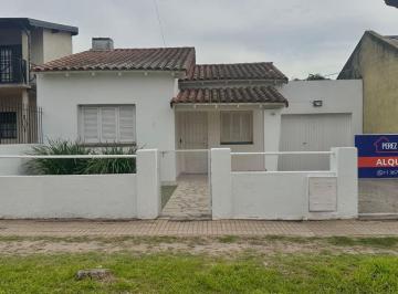 Casa de 3 ambientes, Esteban Echeverría · Chalet en Alquiler con Quincho, Jardín y Cochera en Monte Grande