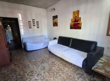 Casa · 109m² · 5 Ambientes · Se Vende Casa 2 Dorm en B° Acosta + Monoambiente