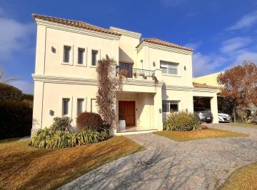 Casa · 209m² · 5 Ambientes · 2 Cocheras · Casa con Fondo a Laguna en Fincas de Hudson