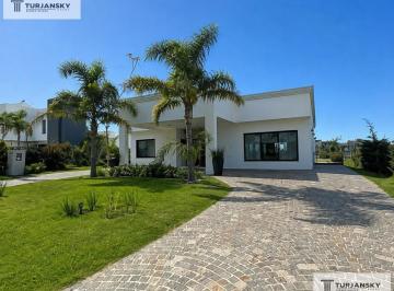 Casa · 700m² · 4 Ambientes · Casa Ville 1 - Greenville Polo & Resort