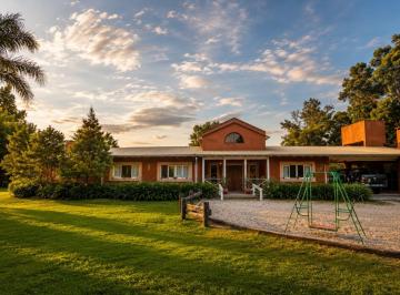 Casa · 212m² · 5 Ambientes · 2 Cocheras · Venta de Casa en Campos de Roca