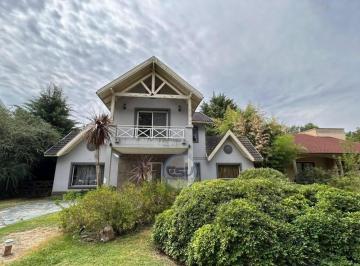 Casa · 230m² · 4 Ambientes · 1 Cochera · Alquiler Casa 4 Ambientes en El Lauquen Club de Campo