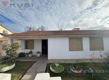 Casa · 217m² · 8 Ambientes · 1 Cochera · Casa a La Venta