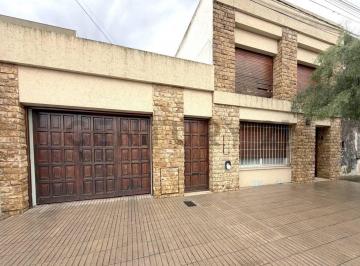Casa · 173m² · 7 Ambientes · 1 Cochera · Casa Céntrica de 2 Dorm. con Patio y Terraza. Venado Tuerto