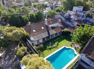 Casa · 481m² · 10 Ambientes · 1 Cochera · Inmejorable Sector de Florida, Solido Chalet Colonial, Lote 900 m²