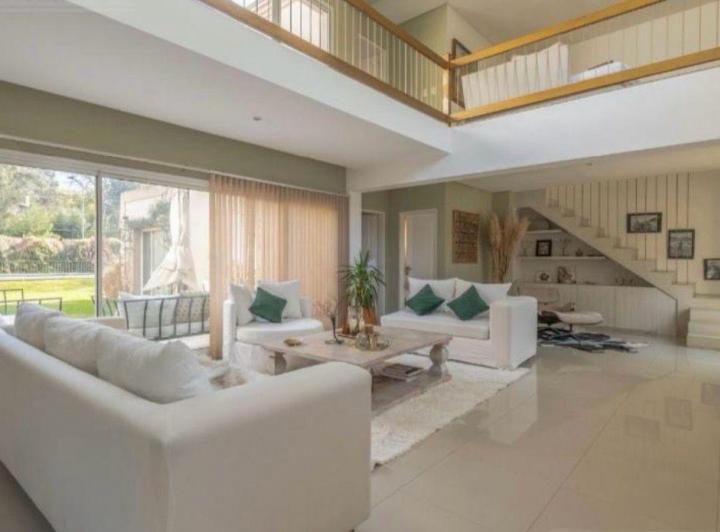 Casa · 290m² · 6 Ambientes · 2 Cocheras