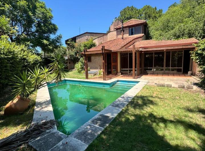 Casa · 234m² · 3 Dormitorios · 2 Cocheras