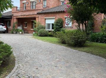 Casa · 364m² · 6 Dormitorios · 6 Cocheras · Casa en Martindale C. C