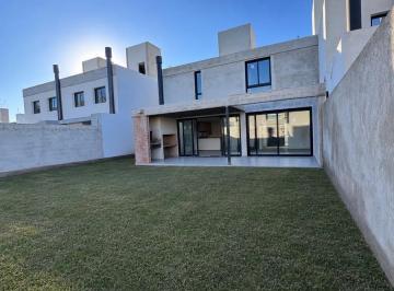 Casa · 203m² · 5 Ambientes · 2 Cocheras · Casa a Estrenar - 3 Dor - La Calandria