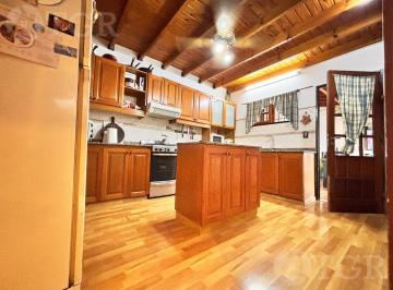 Casa · 147m² · 5 Ambientes · 1 Cochera · Venta Casa en Dos Plantas con Patio Quincho Garage en Ballester