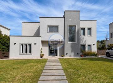 Casa · 240m² · 7 Ambientes · 1 Cochera · Casa en El Principado