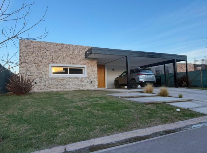 Casa · 185m² · 6 Ambientes · 2 Cocheras