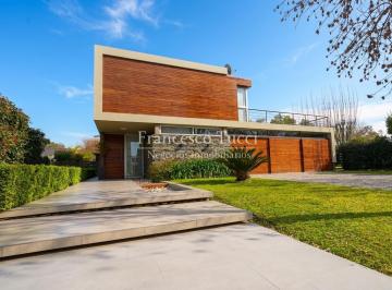 Casa · 330m² · 6 Ambientes · 6 Cocheras · Casa en Venta 6 Ambientes con Pileta en La Cesarina