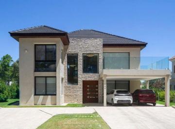 Casa · 335m² · 6 Ambientes · 2 Cocheras · Casa de 6 Ambientes en Venta con Pileta y Parrilla