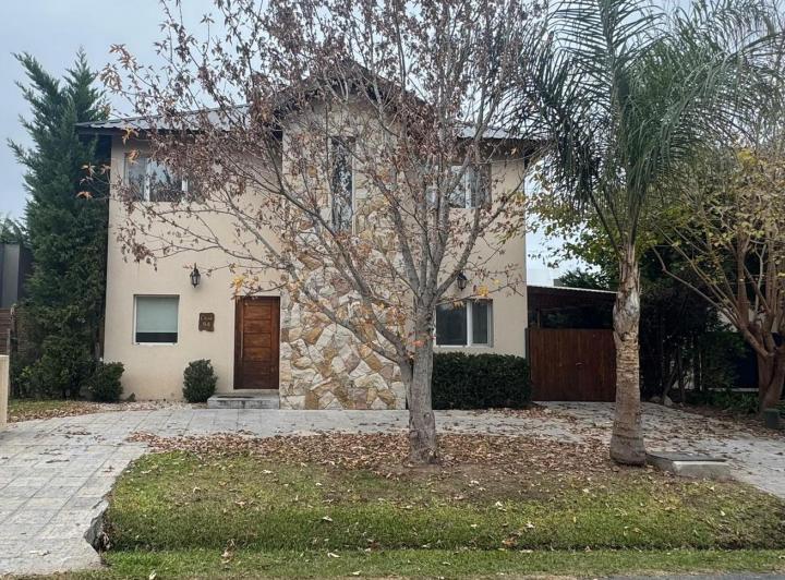Casa · 141m² · 4 Ambientes · 1 Cochera