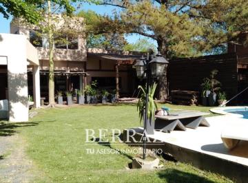 Casa · 332m² · 8 Ambientes · 3 Cocheras · Casa Alquiler Anual Amoblado 6 Ambientes en Los Mirasoles con Excelente Lote de 1000 m²