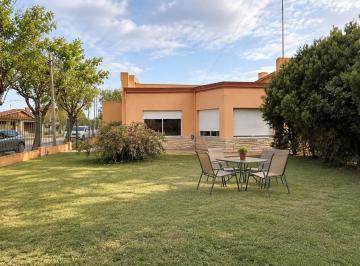 Casa · 229m² · 4 Ambientes · 1 Cochera · Casa en Empalme Lobos