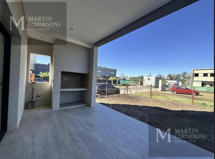 Casa · 142m² · 4 Ambientes · 2 Cocheras
