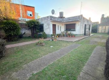 Casa · 90m² · 3 Ambientes · 6 Cocheras · Casa en Venta Isidro Casanova