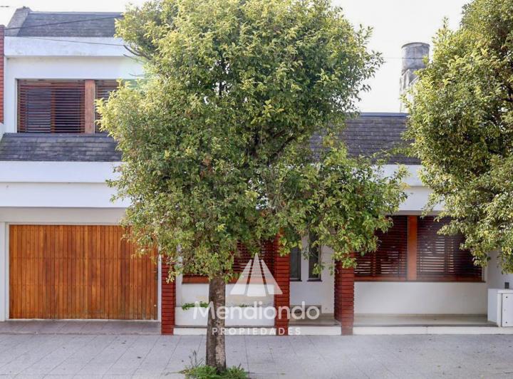Casa · 200m² · 5 Ambientes · 1 Cochera