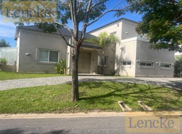 Casa · 282m² · 5 Ambientes · 5 Cocheras · Excelente Casa en Albanueva, Muy Buenas Vistas