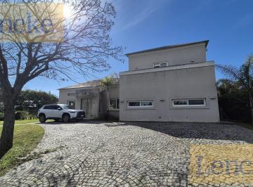 Casa · 282m² · 5 Ambientes · 5 Cocheras · Excelente Casa en Albanueva, Muy Buenas Vistas