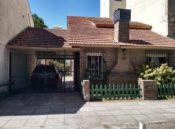 Casa · 130m² · 5 Ambientes · 1 Cochera · Importante Chalet Cinco Ambientes en Dos Plantas a Pocos m del Mar - Todos Los Servicios