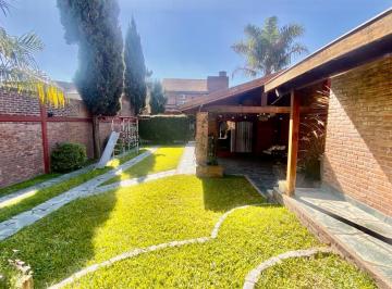 Casa · 193m² · 5 Ambientes · 2 Cocheras · Casa Venta 4 Ambientes con Jardin