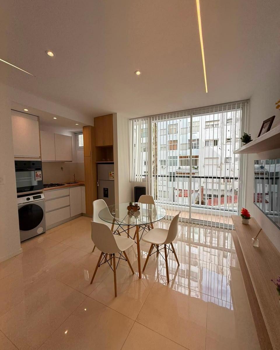 Excelente monoambiente lateral, ubicado en una muy buena zona, con balcón y hermosa vista al mar.
