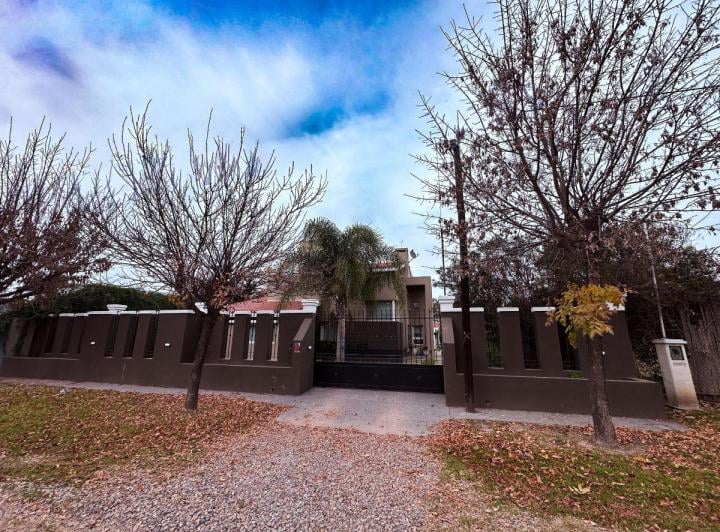 Casa · 304m² · 7 Ambientes · 2 Cocheras