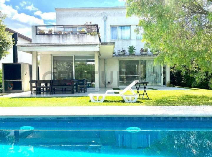 Casa · 220m² · 5 Ambientes · 2 Cocheras