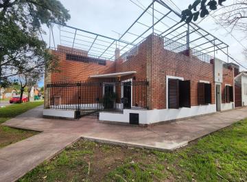 Casa · 229m² · 6 Ambientes · 1 Cochera · Casa en Alberdi Warnes 1800