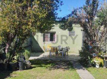 Oficina comercial · 130m² · 4 Ambientes · 1 Cochera · Casa en Venta - Gonnet