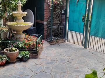Casa · 137m² · 3 Ambientes · 2 Cocheras · Casa en Venta en Esquina!
