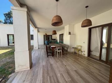 Casa · 300m² · 5 Ambientes · 4 Cocheras · Casa de 300 m² en Venta, Barrio Casuarinas, Pilar del Este