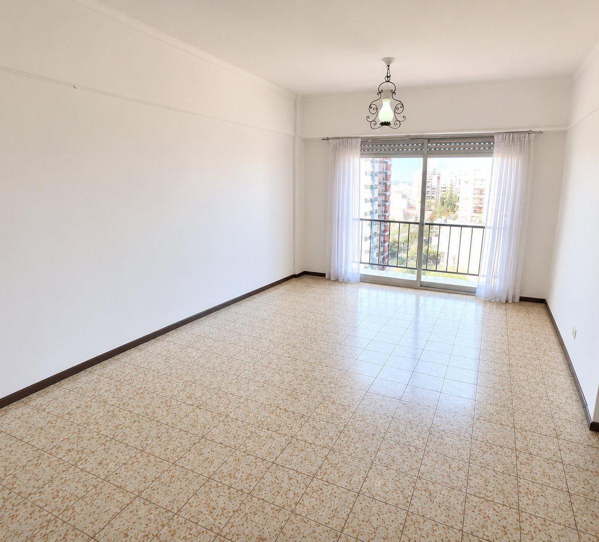 Hermoso departamento en Alquiler. Un Ambiente amplio, al frente con balcón francés